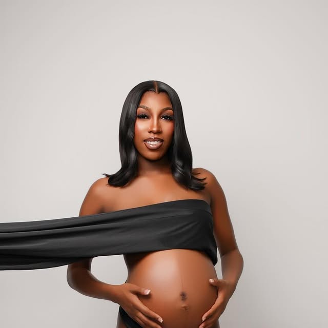 Maternity portrait by Mel